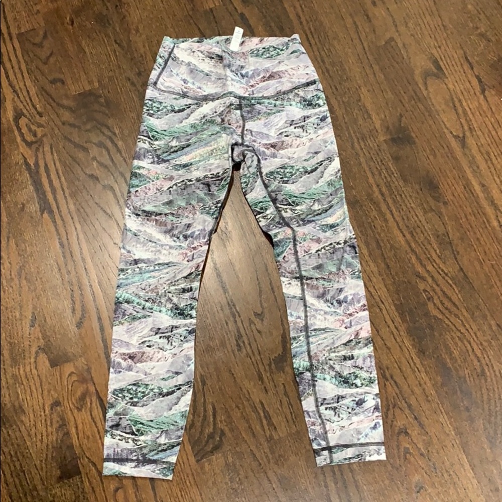 Like new lululemon wonder under crop size 6